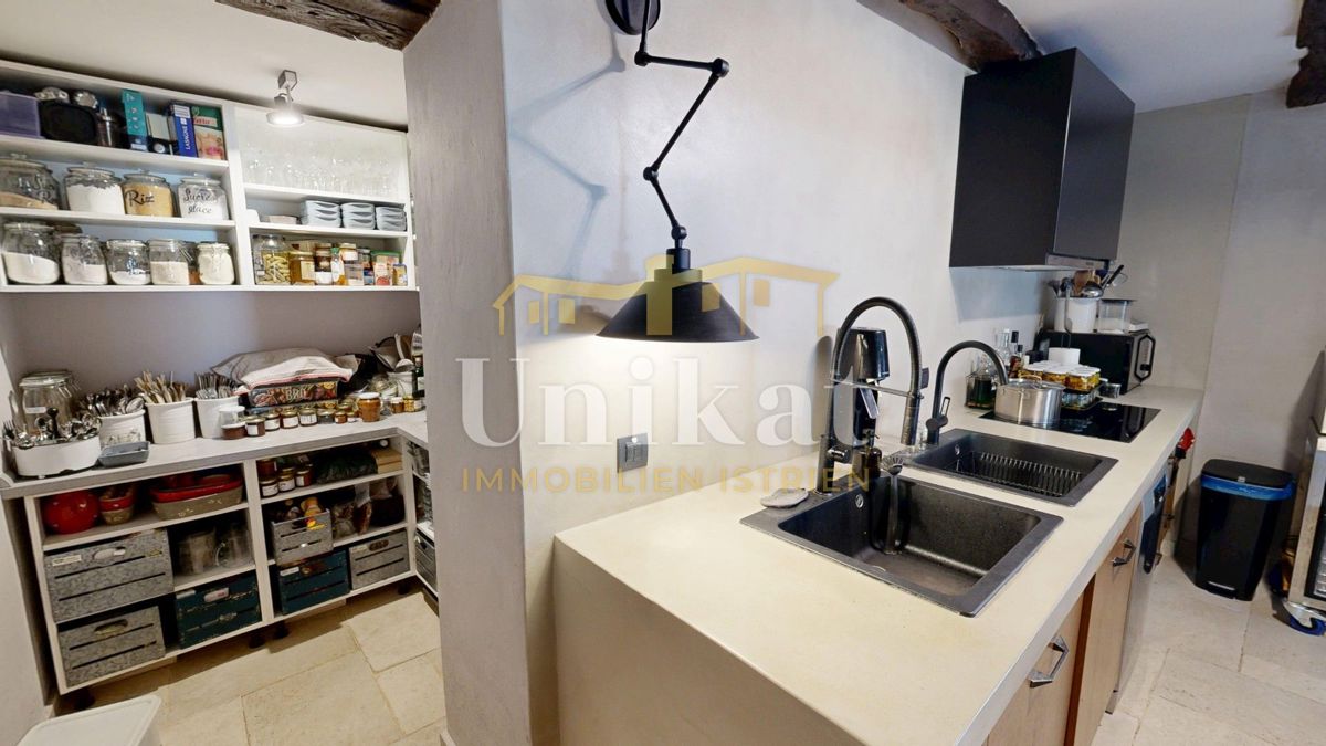 Čudovita posest z dvema kamnitima hišama in bazenom